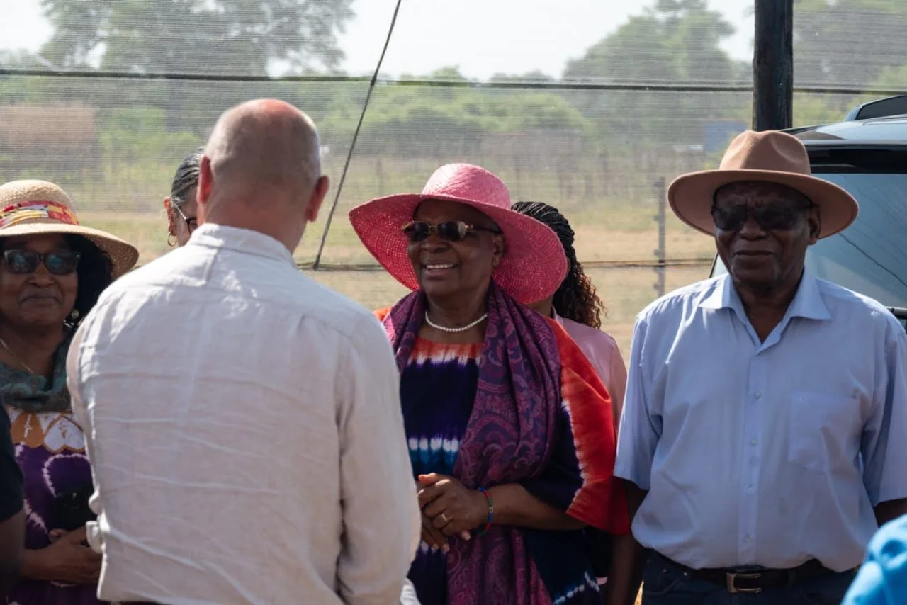 Besucher im Gespräch mit dem Team bei einem Farmbesuch